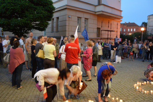 Manifestacja przed zielonogórskim sądem w sprawie zmian w sądownictwie.