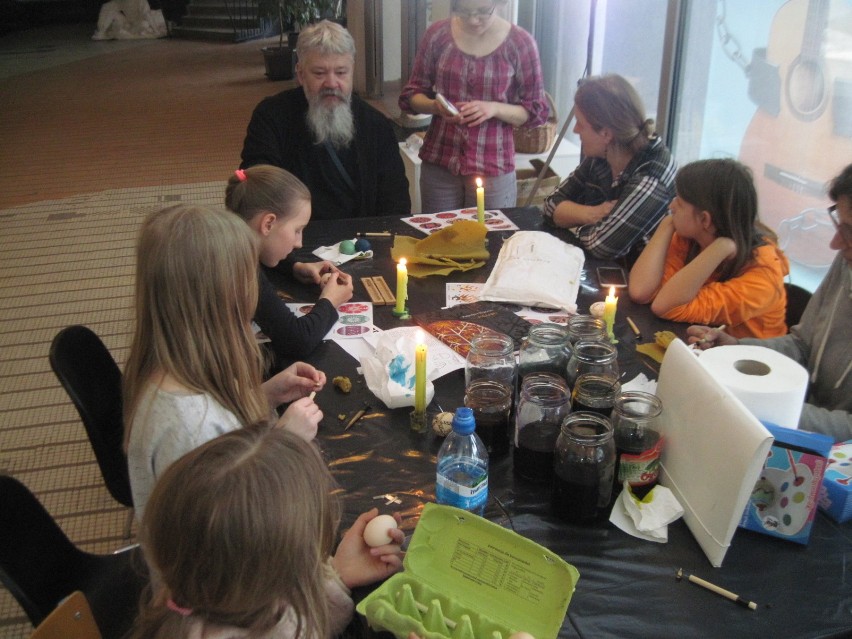 W Chatce Żaka dzieci i dorośli uczyli się malować pisanki [ZDJĘCIA, WIDEO]