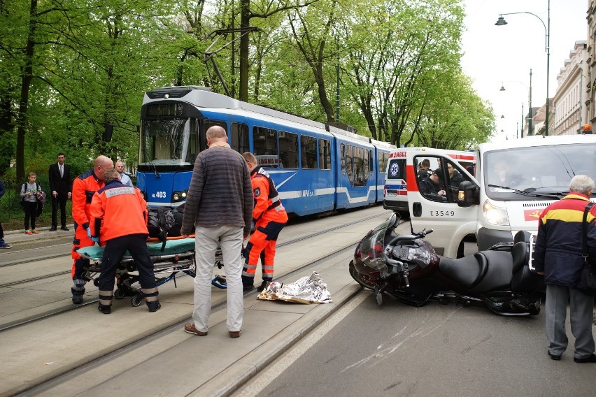 Kraków. Wypadek motocyklisty na ul. Dunajewskiego [ZDJĘCIA]