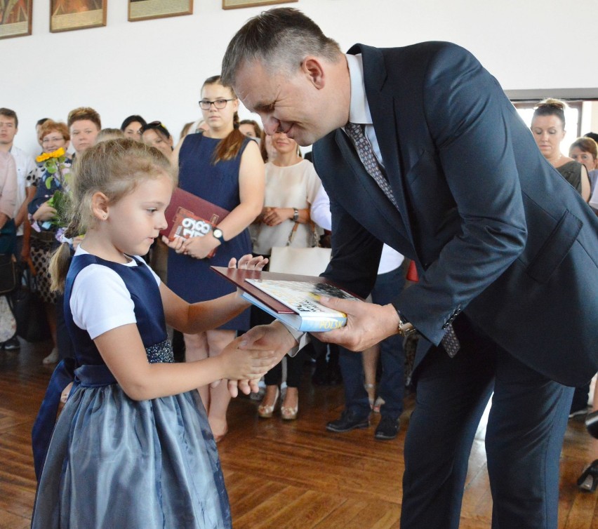 Nagrody dla najlepszych uczniów i absolwentów szkół w...