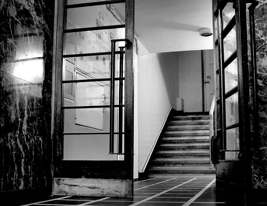 Wnętrze klatki schodowej kamienicy przy PCK: oryginalne...