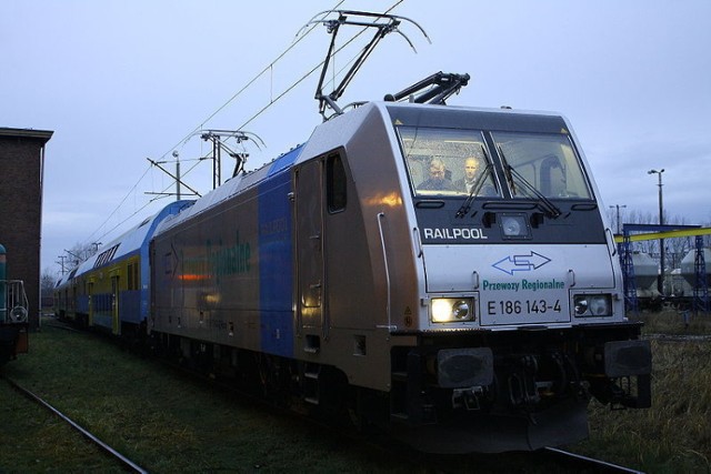 Przewozy Regionalne modernizują tabor. Na zdjęciu nowy elektrowóz Bombardier Traxx E 186 143-4.