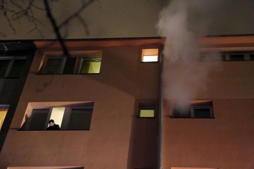 Nocny pożar mieszkania na ul. Pereca. Jedna osoba w szpitalu