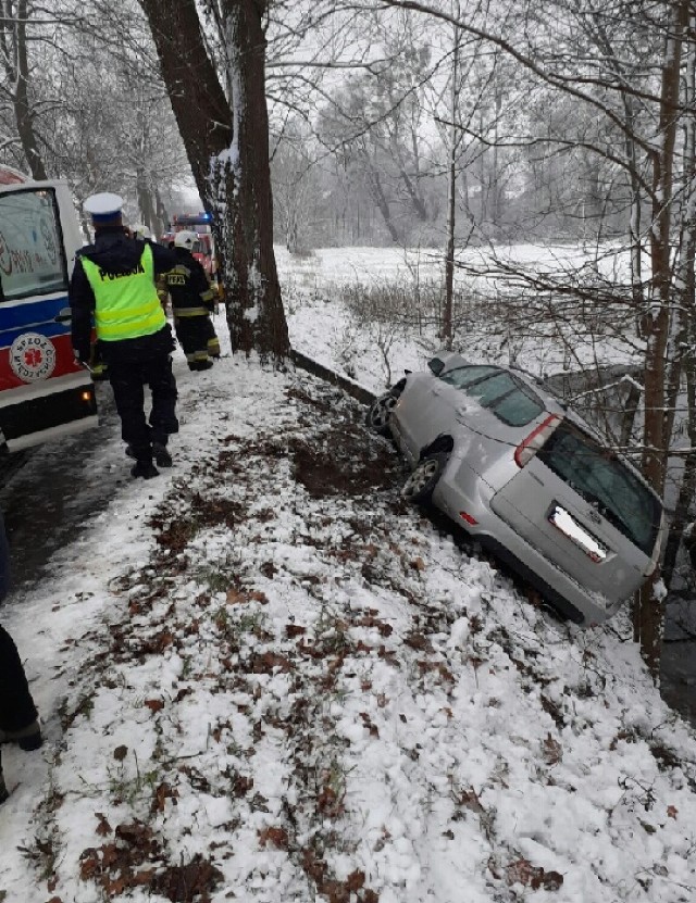 Pod Strzyżminem samochód wypadł z drogi i uderzył w drzewo, ranne dwie osoby (5.12.2021).