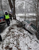 Powiat Międzychodzki. Trudne warunki na drogach w regionie. Pod Strzyżminem samochód wypadł z drogi i uderzył w drzewo