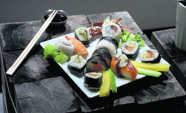 Sushi Zushi - ul. Żurawia 6/12

Tu pracują najlepsi sushimasterzy

Płaty czerpanego papieru nad barem oraz kucharze zafascynowani kulturą Orientu - warto tu wpaść nie tylko na klasyczne nigiri i maki. Każdego dnia sushimasterzy zaskakują nową interpretacją znanych klasyków, a dla najbardziej wybrednych gości przygotują sushi według indywidualnych wskazówek. Za maki zapłacimy od 15 do 49 zł. W menu znajdziemy także nigiri z ośmiornicą czy podpiekaną seriolą. Sushi Zushi czynne jest w godz. 12-22 przez cały tydzień.
Czytaj też: Gdzie pójść na karaoke w Warszawie? Kluby polecane przez internautów