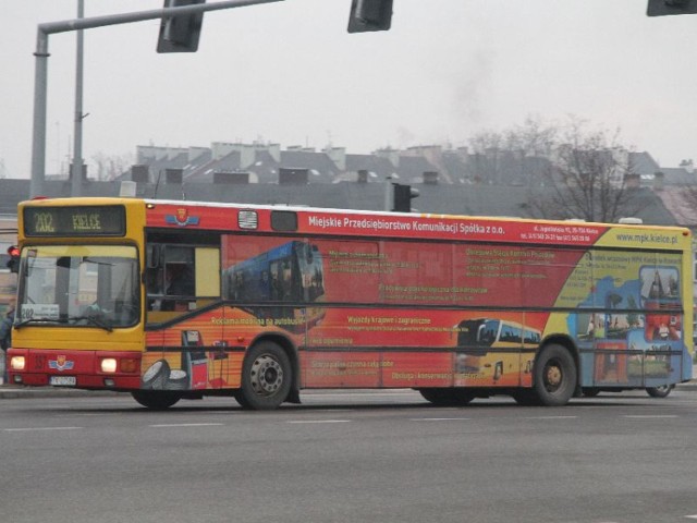 Po naszym mieście jeździ wiele takich „reklamowych" autobusów.