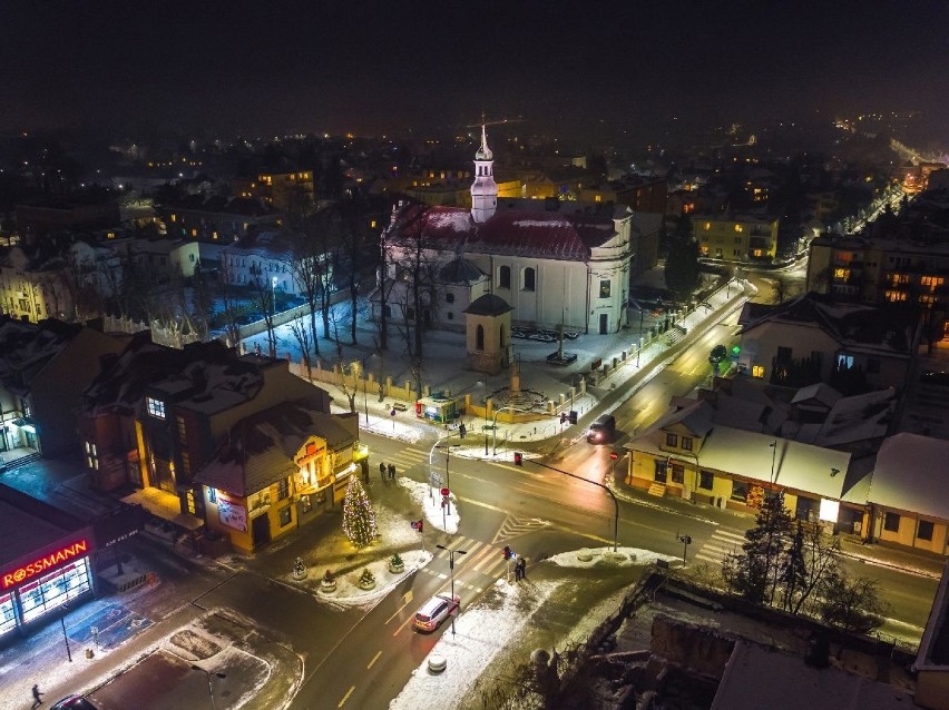 Zachwycające świąteczne iluminacje w Busku-Zdroju [ZDJĘCIA Z DRONA]         