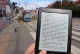 E-book to nie książka. Sympatyczna akcja we wrocławskiej komunikacji miejskiej segreguje czytelników