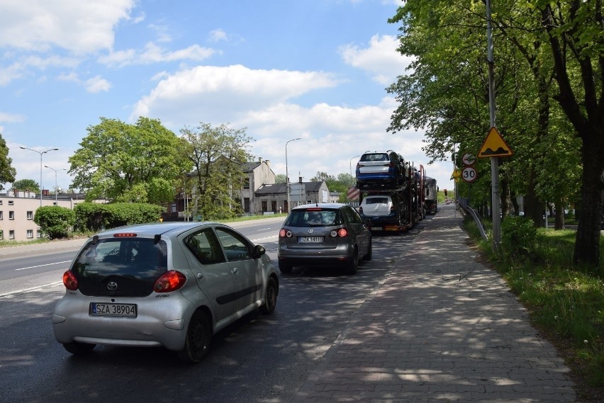 W godzinach szczytu na DK 78, która biegnie przez centrum...