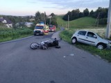 Powiat tarnowski. Wypadek z udziałem motocykla i samochodu osobowego w Czermnej. Ranne zostały trzy osoby