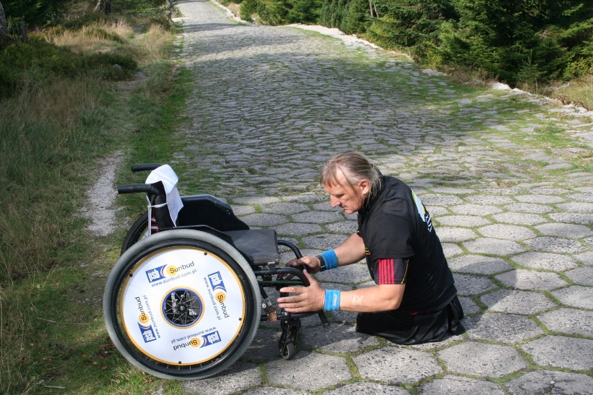 Krzysztof Jarzębski zdobył na wózku inwalidzkim szczyt...