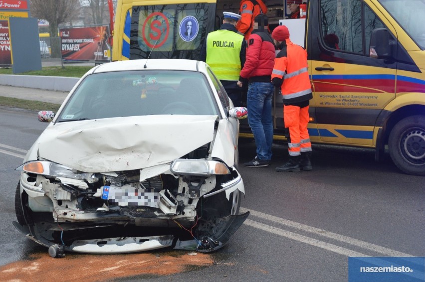 Wypadek na ul. Okrężnej we Włocławku. Zderzenie volkswagena z roverem [zdjęcia]