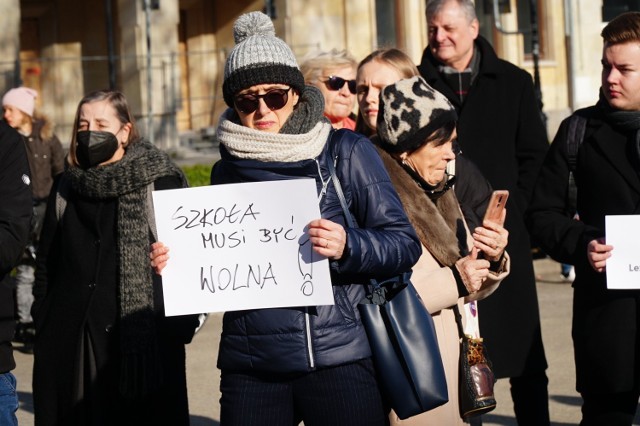 W niedzielę, 13 lutego o godzinie 13 na placu Wolności w Poznaniu odbyło się "Zebranie rodziców". Uczestnicy zgromadzenia protestowali przeciwko ustawie "lex Czarnek", która według założeń umacnia rolę kuratorów oświaty. 

Zobacz zdjęcia z protestu --->