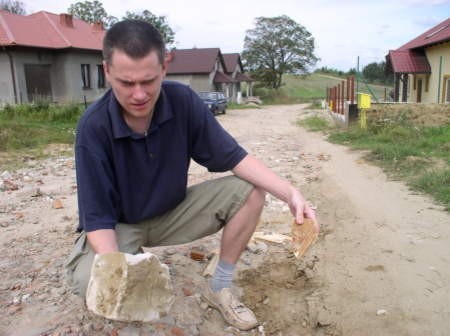 - Takie kawałki kafli piecowych wyłożono nam na drogę - denerwuje się Marcin Lubecki, mieszkaniec ul. Kwiatowej w Rokitkach. FOT. SEBASTIAN DADACZYŃSKI