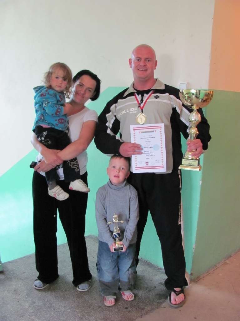 Marcin Kuklis z żoną i dziećmi