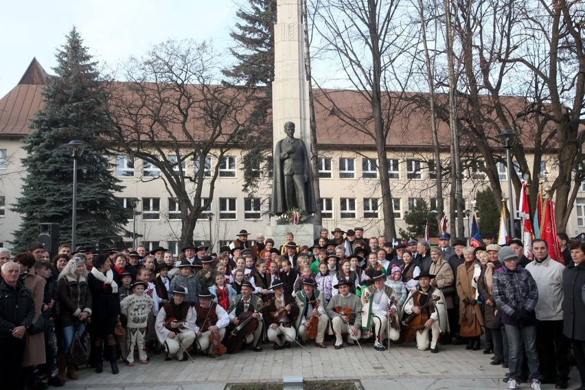 NOWY TARG. Pomnik Władysława Orkana na Małym Rynku