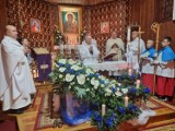 Czuwanie adwentowe w duchu Taize w Lesznie w gm. Medyka. Modlitwie przewodniczył abp Adam Szal [ZDJĘCIA]