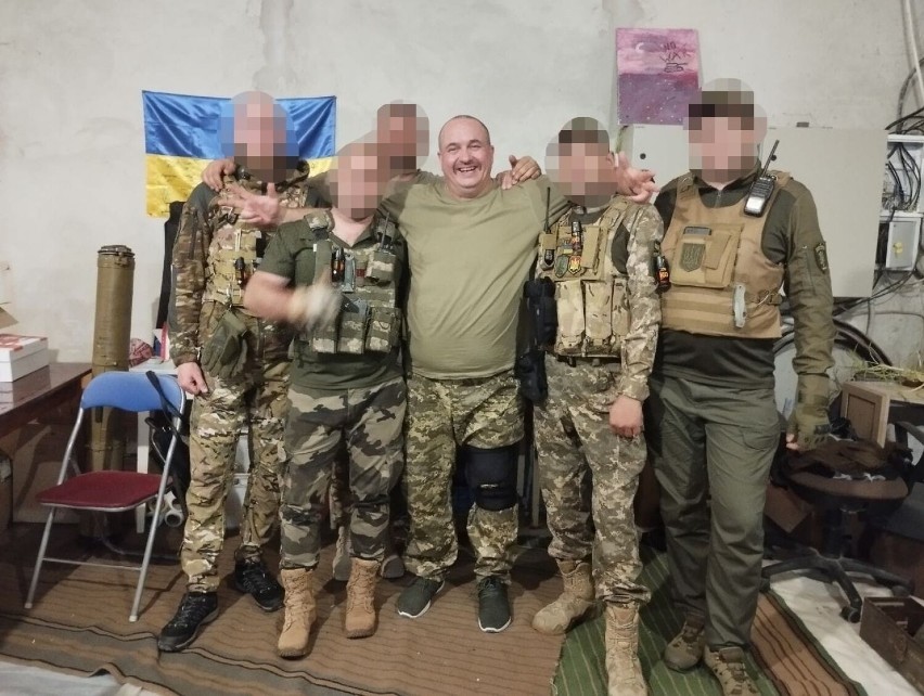 Grzegorz Jędrak wśród żołnierzy ukraińskich...