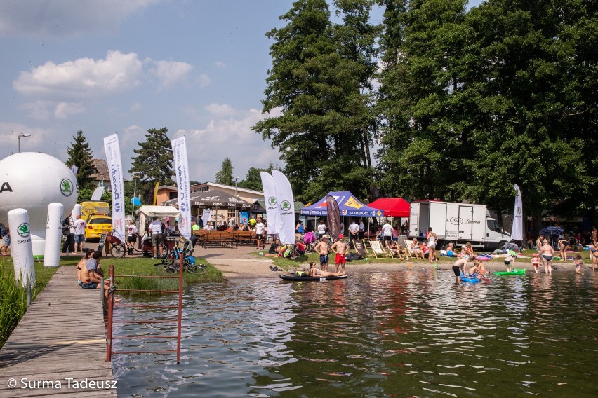 Wakacje nad jeziorem Miedwie. Nie tylko na głównej plaży. Na brzegu i na wodzie