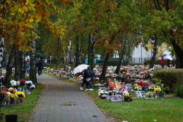 Pogoda odstraszyła poznaniaków. Mało ludzi na cmentarzach.