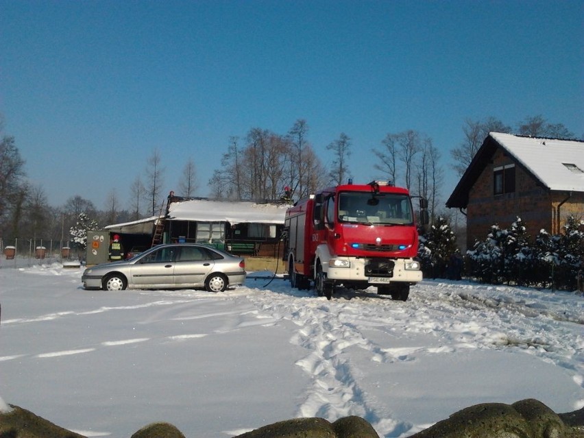 Pożar w Kawczu. Zapalił się drewniany budynek [ZDJĘCIA]