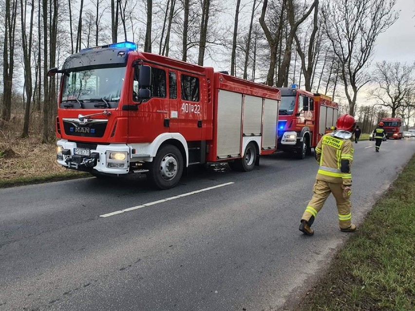 Wypadek na trasie Szamocin - Białośliwie. Dachował bus którym podróżowały dwie osoby (ZDJĘCIA)