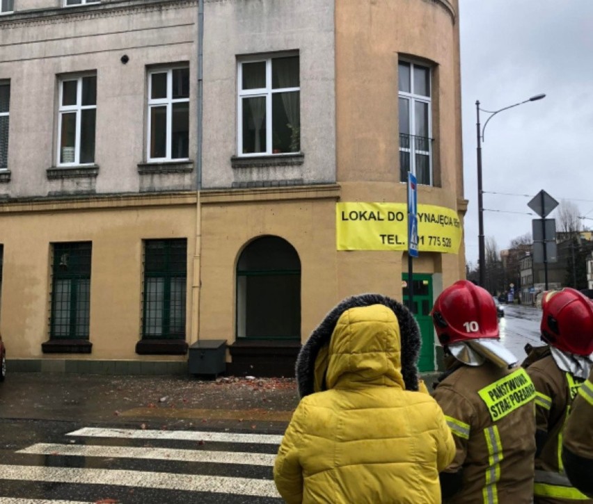 Potężny fragment elewacji kamienicy stojącej przy ul....