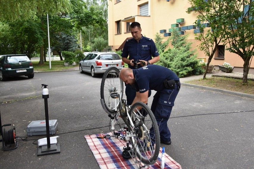 Nowy Tomyśl. Policja przeprowadziła drugą już akcję znakowania rowerów. Tym razem wraz z NOK-iem