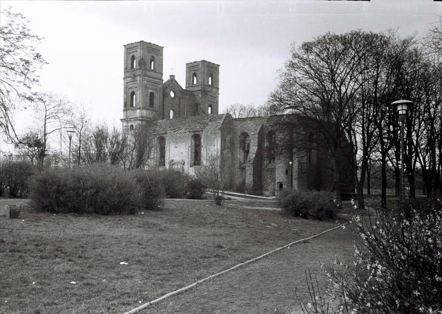 XVI-wieczny kościół świętych Janów został zburzony w 1975 roku, choć były plany jego odbudowy.