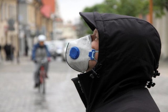 Jeszcze za ministra Szumowskiego, w pierwszej fali pandemii, mówiono o obowiązku zakrywania ust i nosa do momentu odkrycia szczepionki. Szczepionka już jest, a my nadal chodzimy w maseczkach... Do kiedy?

Czytaj na następnej stronie