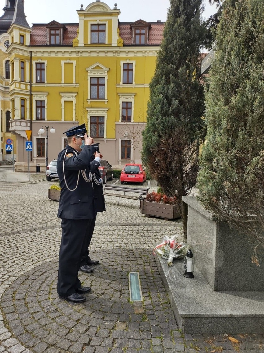Strażacy z OSP Krotoszyn złożyli kwiaty pod Pomnikiem św. Floriana [ZDJĘCIA]
