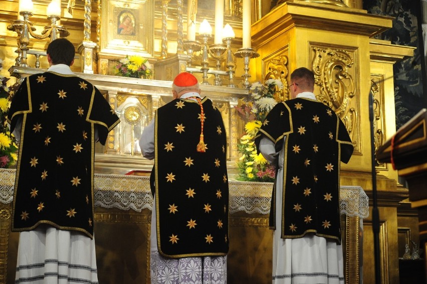 Kraków. Wspomnienie Wszystkich Wiernych Zmarłych w katedrze na Wawelu i procesja do grobów królewskich [ZDJĘCIA]