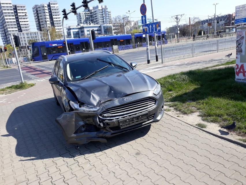 Wrocław. Groźnie wyglądający wypadek na skrzyżowaniu pl. Jana Pawła II i Sokolniczej (ZDJĘCIA)