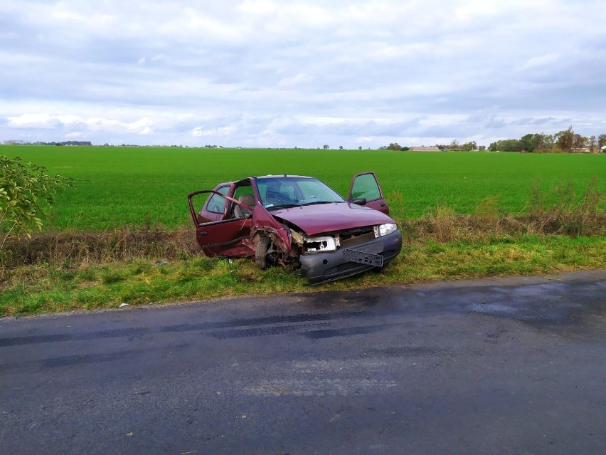 Wypadek  w Oporówku. Kierowca forda wypadł z drogi i uderzył w drzewo [ZDJĘCIA]