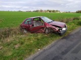 Wypadek  w Oporówku. Kierowca forda wypadł z drogi i uderzył w drzewo [ZDJĘCIA]