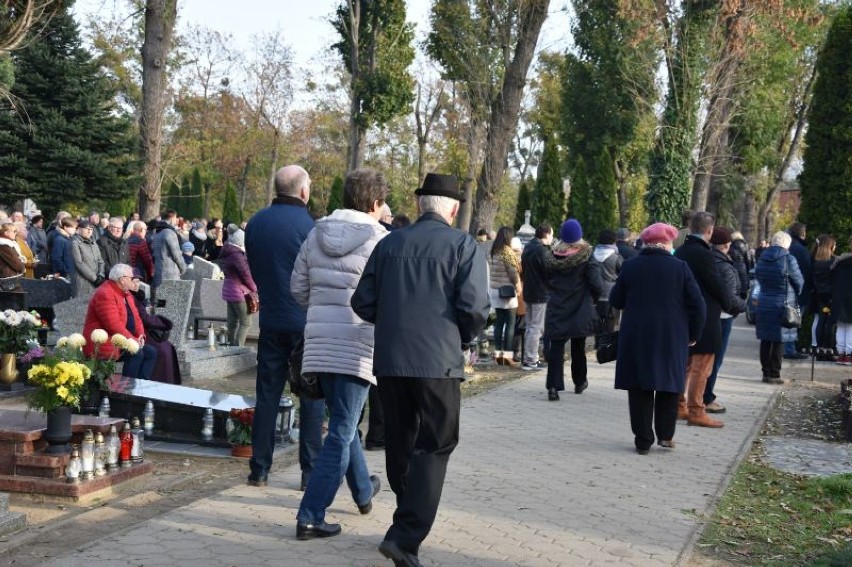 Wszystkich Świętych 2019: Tłumy parafian na cmentarzu...