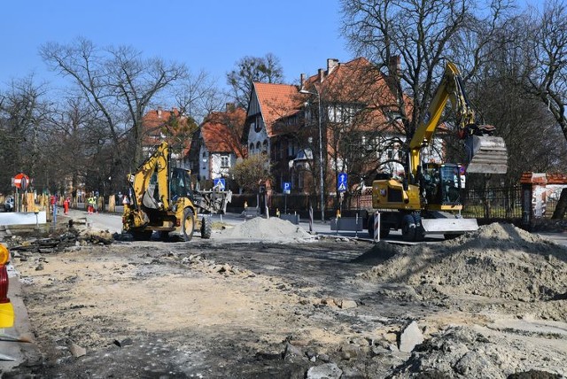 Trwa remont Alei Ossolińskich w Bydgoszczy. 

W ramach modernizacji wymieniony zostanie trakt spacerowy. Zastosowana zostanie całkowicie przyjazna dla środowiska nawierzchnia mineralna. Po nowej ścieżce będą mogły poruszać się osoby z niepełnosprawnościami.