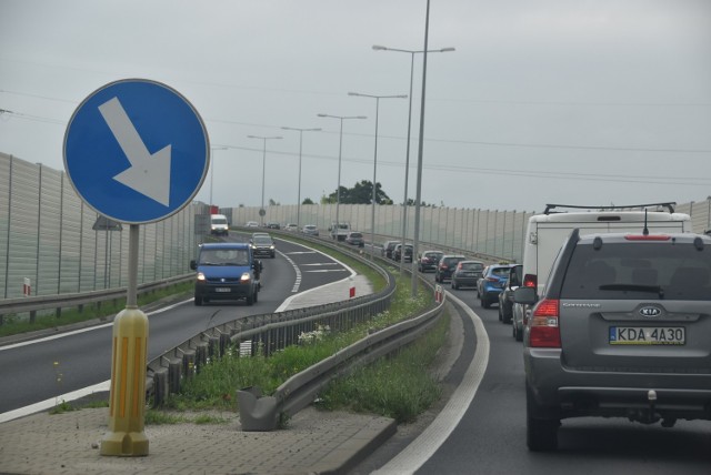 DK 73 biegnie z Kielc przez Tarnów i Jasło w kierunku granicy ze Słowacją. Trasa nowej S73 częściowo pokrywałaby się z istniejącą drogą, a częściowo biegła nowym szlakiem