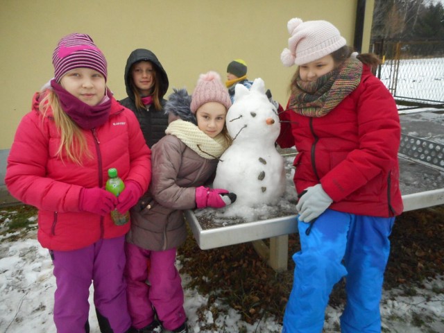 Podczas feryjnych zajeć bibliotecznych w Kobylance powstawały śnieżne postaci