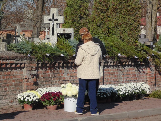 Opolscy radni uchwalili regulamin i cennik, jaki będzie obowiązywał na cmentarzu komunalnym w Opolu Lubelskim.