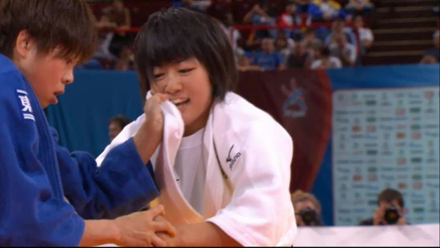 Mistrzyni świata - ASAMI Haruna (JPN) ( w białej judodze ) stoczyła pasjonujący pojedynek w finale ze swoją koleżanką z drużyny .