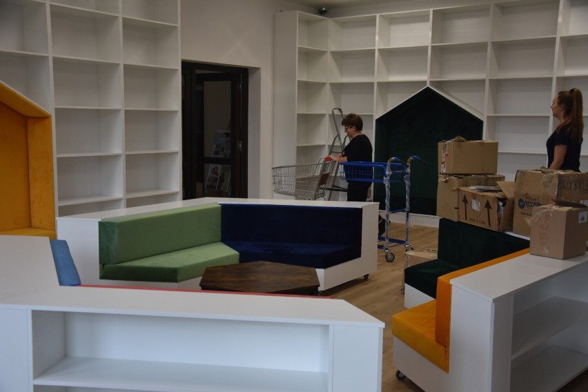 Biblioteka w Mieścisku przechodzi gruntowną modernizację. Do otwarcia pozostało kilkanaście dni. Jak wyglądają wnętrza? 