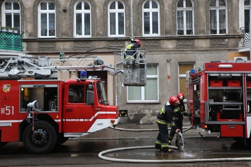 Pożar mieszkania przy Nowowiejskiej we Wrocławiu. Ulica zamknięta [ZDJĘCIA]