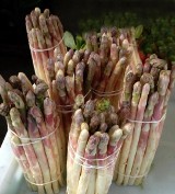 Tarnów: spleśniałe szparagi w Carrefourze przy ul. Błonie