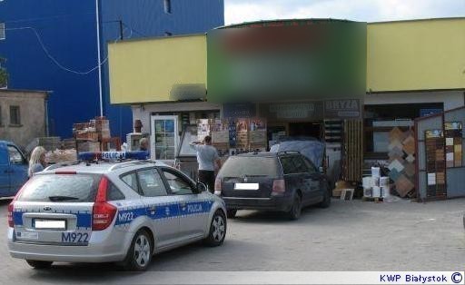 5 września, około godziny 10.30 w Mońkach na ulicy Ełckiej doszło do groźnie wyglądającego zdarzenia drogowego. 24-letnia kierująca volkswagenem passatem wjeżdżając w bramę wjazdową jednego ze sklepów straciła panowanie nad pojazdem i wjechała w drzwi wejściowe placówki handlowej.