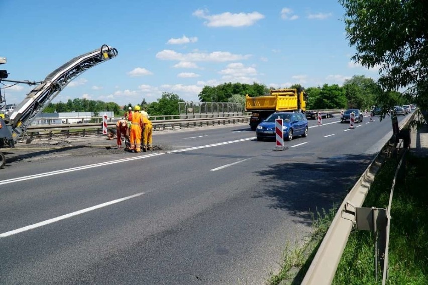 Remont na ul. Lechickiej na wiadukcie nad trasą PST - korki jeszcze większe niż zwykle [ZDJĘCIA]