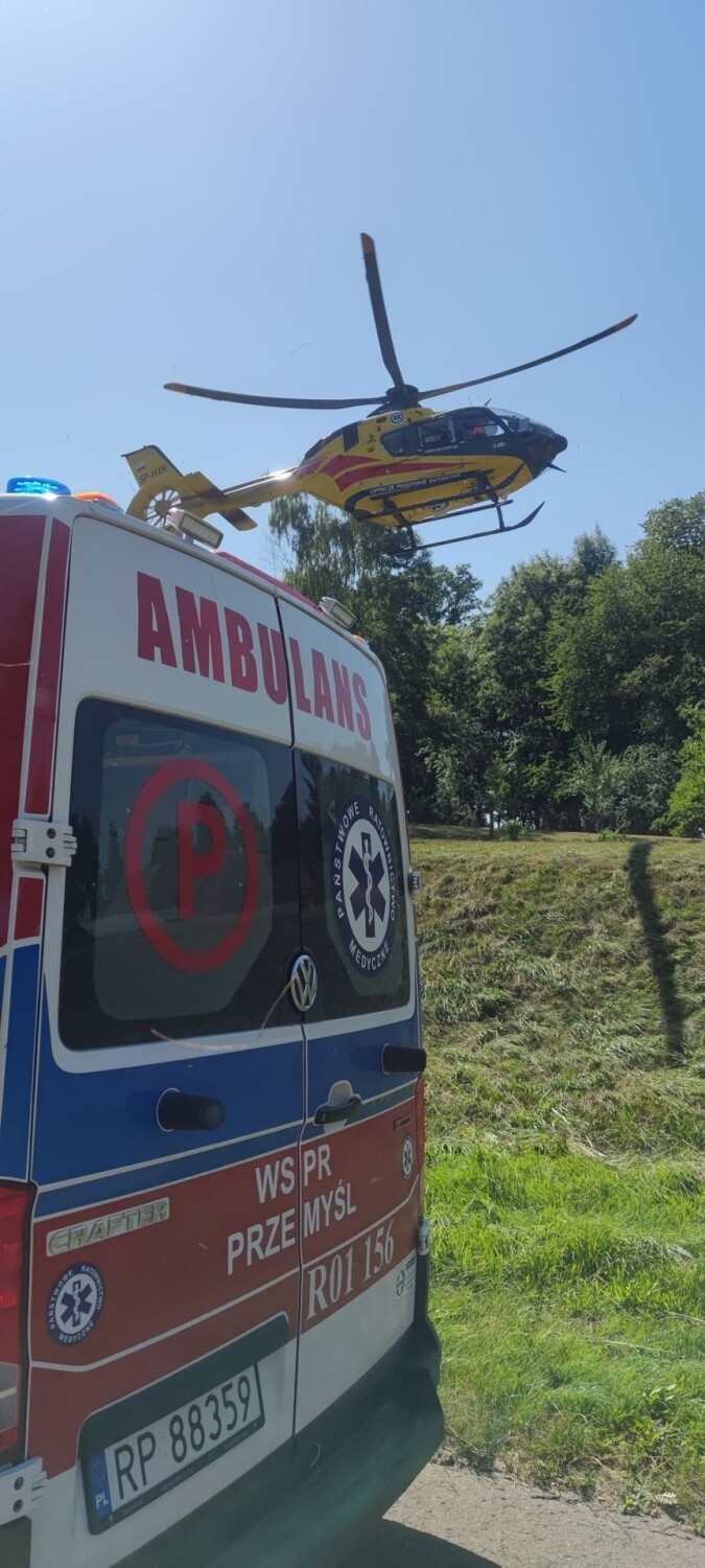 Wypadek quada w Birczy. Do 30-letniego mężczyzny wezwano śmigłowiec Lotniczego Pogotowia Ratunkowego [ZDJĘCIA]