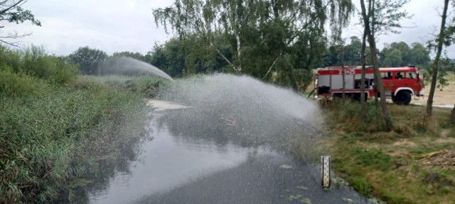 Napowietrzanie rzeki Czerwonej przez strażaków OSP Dobrzyca