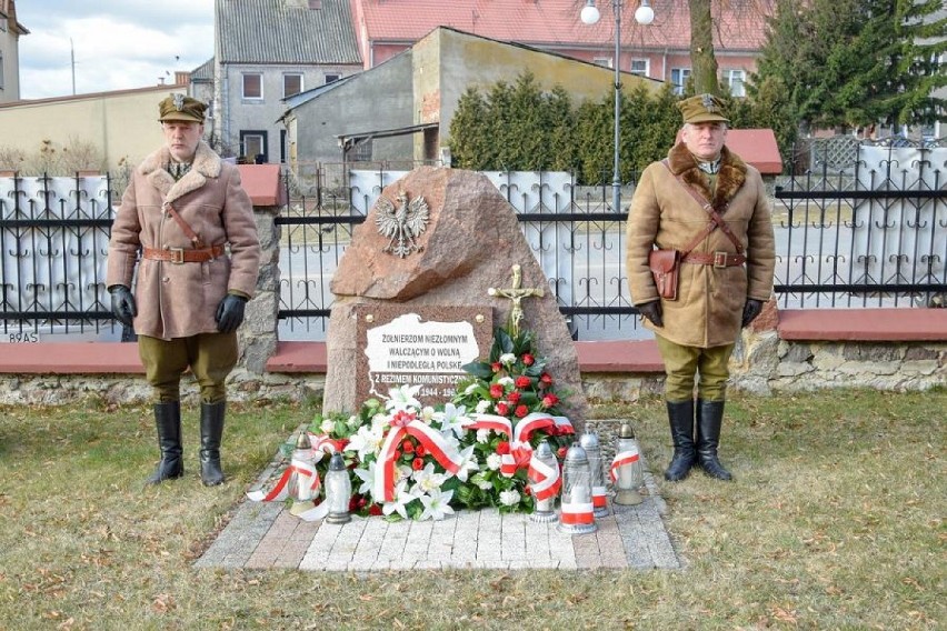 Przed pomnikiem Żołnierzy Niezłomnych Ziemi Kolneńskiej...